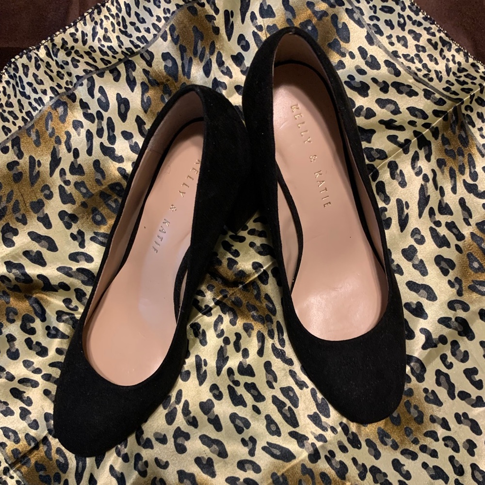 Selling those beautiful made round tip shoes